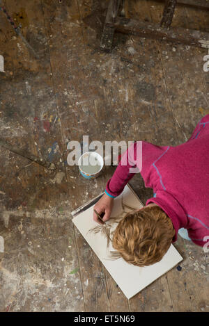 Künstlerin die Skizze im Art Studio, Bayern, Deutschland Stockfoto