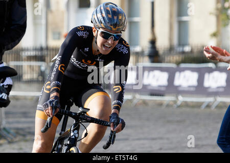 Bath, UK, 11. Juni 2015. Mit Bad des berühmten Royal Crescent in den Hintergrund 2012 Olympiasieger Dani König abgebildet ist, wie sie reitet auf ihrem Weg zum Sieg in der fünften und letzten Runde der Grand-Prix-Serie von Matrix Fitness professionelle Damen Fahrrad / Radrennen Credit: Lynchpics/Alamy Live-Nachrichten Stockfoto