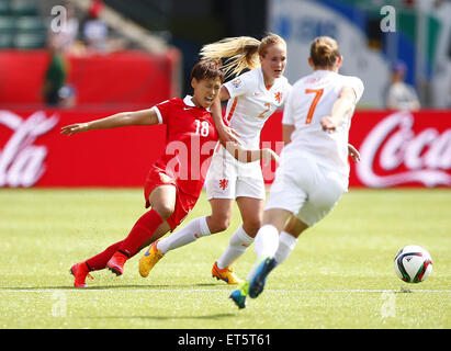 Edmonton, Kanada. 11. Juni 2015. Chinas Han Peng (L) wetteifert mit Desiree Van Lunteren (C) der Niederlande in der Gruppe ein Spiel gegen die Niederlande bei der 2015 FIFA Frauen WM in Edmonton, Kanada, 11. Juni 2015. Bildnachweis: Ding Xu/Xinhua/Alamy Live-Nachrichten Stockfoto