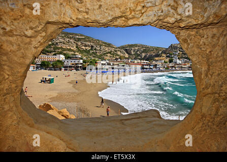 Matala-Strand mit seinen berühmten Höhlen, einst das "Zuhause" für viele Hippies, im Süden der Präfektur Heraklion, Kreta, Griechenland. Stockfoto