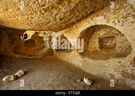 In den Höhlen von Matala (alte römische Gräber), einmal "Zuhause" für viele Hippies, Phaistos Gemeinde, Heraklion, Kreta, Griechenland. Stockfoto