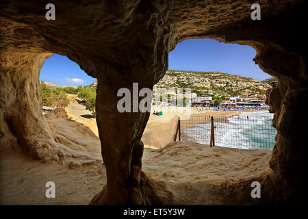 Matala-Strand mit seinen berühmten Höhlen, einst das "Zuhause" für viele Hippies, im Süden der Präfektur Heraklion, Kreta, Griechenland. Stockfoto