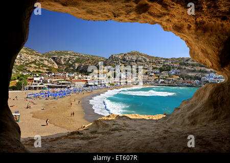 Matala-Strand mit seinen berühmten Höhlen, einst das "Zuhause" für viele Hippies, im Süden der Präfektur Heraklion, Kreta, Griechenland. Stockfoto