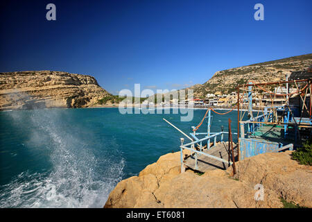 Matala-Strand mit seinen berühmten Höhlen, einst das "Zuhause" für viele Hippies, im Süden der Präfektur Heraklion, Kreta, Griechenland. Stockfoto