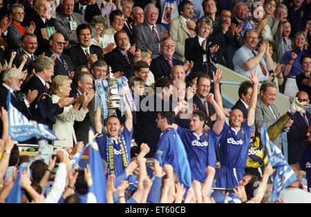 FA-Cup-Finale, Chelsea V Middlesboro. Chelsea gewann 2: 0. Abgebildet ist Dennis Wise, halten die Tasse. Wembley-Stadion, 17. Mai 1997. Stockfoto