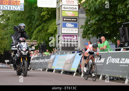 Bath, Großbritannien. 11. Juni 2015. Sieger des Rennens Marcin Bialoblocki (eine Pro Cycling) nimmt die Glocke bei der Pearl Izumi Tour Series im Bad auf 6/11 2015. Bildnachweis: Andrew Peat/Alamy Live-Nachrichten Stockfoto