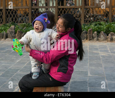 Bild Time  Mutter und Baby, Zhaoxing Dong Dorf, Guizhou Provinz, China Stockfoto