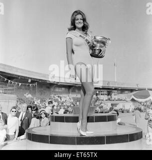 Carole Fletcher, 19 aus Southport, gekrönt Miss New Brighton, neue Brighton Schwimmbäder, Cheshire, 24. August 1966. Stockfoto