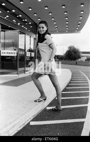 Jennifer Gurley, 22 aus Verkauf, Cheshire, der neu gekrönte Miss Great Britain, im Bild am Flughafen London Heathrow, 1. September 1967. Stockfoto