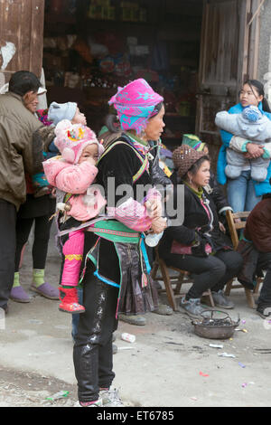 Dong Mütter und Babys, Huanggang Dong Dorf, Guizhou Provinz, China Stockfoto