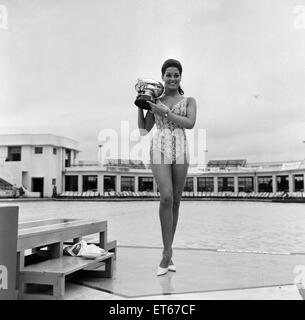 Jennifer Gurley, 22 aus Verkauf, Cheshire, der neu gekrönte Miss Great Britain, abgebildet in Morecambe, 30. August 1967. Stockfoto