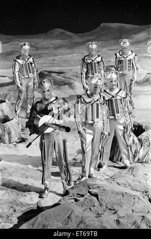 Doctor Who 1967 BBC TV-Programm. Die Geschichte-Features mit dem Titel der Rückkehr der Cybermen in Episoden The Moonbase, 11. Februar bis 4. März 1967 erstmals ausgestrahlt. Abgebildet, am Set, Dreharbeiten Szene, Fernsehstudios, Ealing, 19. Januar 1967. Stockfoto