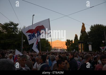 Athen, Griechenland. 11. Juni 2015. PAME (alle militanten Front Gewerkschaft) organisiert eine Demonstration in Syntagma-Platz vor dem Wirtschaftsministerium gegen das neue Abkommen der griechischen Regierung mit den Gläubigern und weitere Sparmaßnahmen. Bildnachweis: George Panagakis/Pacific Press/Alamy Live-Nachrichten Stockfoto