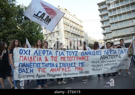 Athen, Griechenland. 11. Juni 2015. PAME (alle militanten Front Gewerkschaft) organisiert eine Demonstration in Syntagma-Platz vor dem Wirtschaftsministerium gegen das neue Abkommen der griechischen Regierung mit den Gläubigern und weitere Sparmaßnahmen. Bildnachweis: George Panagakis/Pacific Press/Alamy Live-Nachrichten Stockfoto