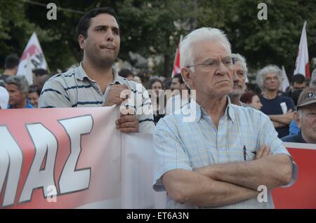 Athen, Griechenland. 11. Juni 2015. PAME (alle militanten Front Gewerkschaft) organisiert eine Demonstration in Syntagma-Platz vor dem Wirtschaftsministerium gegen das neue Abkommen der griechischen Regierung mit den Gläubigern und weitere Sparmaßnahmen. Bildnachweis: George Panagakis/Pacific Press/Alamy Live-Nachrichten Stockfoto