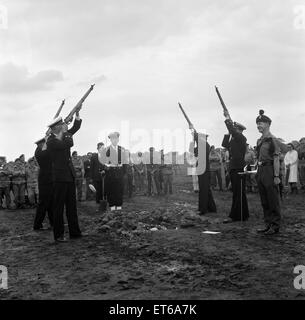 Lee-Enfield Gewehr Nr. 4, Donnerstag, 7. Juli 1966 durch eine 26 starke Partei der Royal Navy Offiziere und Soldaten, mit vollen militärischen Ehren in Bisley, Surrey, England, begraben. Trauernden lachst, der Hornist lächelnd, wie der letzten Gruß beschossen abgebildet, die Stockfoto