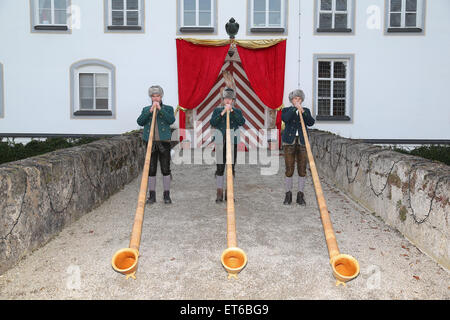 Gräfin Stephanie von Pfuel öffnet die Türen ihres Schlosses Tuessling Christmas market Featuring: Alphornblaeser wo: München, Deutschland: Kredit-12. Dezember 2014: Franco Gulotta/WENN.com Stockfoto