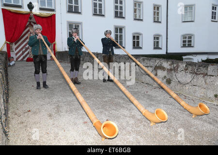 Gräfin Stephanie von Pfuel öffnet die Türen ihres Schlosses Tuessling Christmas market Featuring: Alphornblaeser wo: München, Deutschland: Kredit-12. Dezember 2014: Franco Gulotta/WENN.com Stockfoto