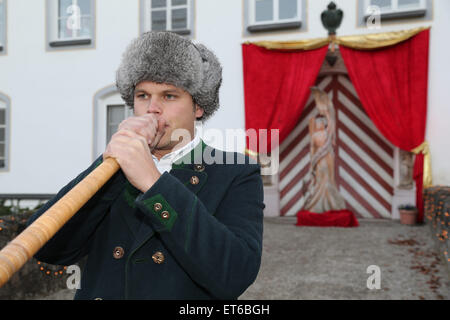 Gräfin Stephanie von Pfuel öffnet die Türen ihres Schlosses Tuessling Christmas market Featuring: Alphornblaeser wo: München, Deutschland: Kredit-12. Dezember 2014: Franco Gulotta/WENN.com Stockfoto