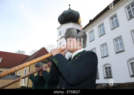 Gräfin Stephanie von Pfuel öffnet die Türen ihres Schlosses Tuessling Christmas market Featuring: Alphornblaeser wo: München, Deutschland: Kredit-12. Dezember 2014: Franco Gulotta/WENN.com Stockfoto