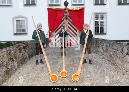 Gräfin Stephanie von Pfuel öffnet die Türen ihres Schlosses Tuessling Christmas market Featuring: Alphornblaeser wo: München, Deutschland: Kredit-12. Dezember 2014: Franco Gulotta/WENN.com Stockfoto