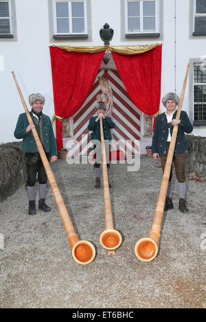 Gräfin Stephanie von Pfuel öffnet die Türen ihres Schlosses Tuessling Christmas market Featuring: Alphornblaeser wo: München, Deutschland: Kredit-12. Dezember 2014: Franco Gulotta/WENN.com Stockfoto