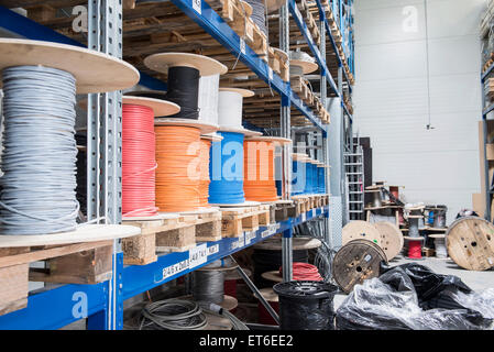 Kabelbündel im Kabel Warehouse, München, Bayern, Deutschland Stockfoto