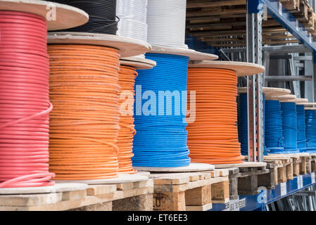 Kabelbündel im Kabel Warehouse, München, Bayern, Deutschland Stockfoto