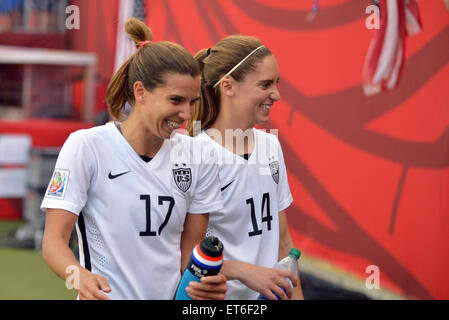 Tobin HEATH und Morgan BRIAN nach der FIFA Frauen Welt Cup Kanada 2015 Gruppe D-match zwischen USA und Australien Stockfoto