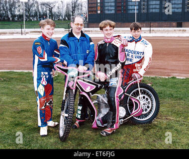 Manager Gordon Smith mit Belle Vue-Team für die neue Junior-Liga ist (von links nach rechts) Peter Scully, Mike Hampson und Jon Armstrong. 13. März 1993. Stockfoto