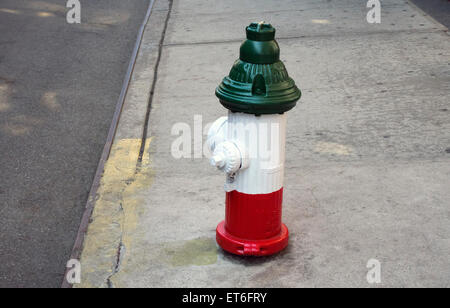 Hydranten, gemalt in den Farben der italienischen Flagge in Little Italy in New York City Stockfoto