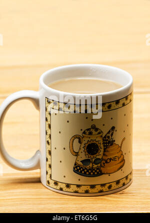 Kaffee-Haferl Nahaufnahme auf Holztisch Stockfoto