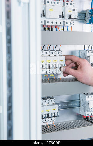 Nahaufnahme des Elektrikers wechseln elektrische Sicherung in Verteilung Sicherungskasten, München, Bayern, Deutschland Stockfoto