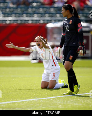 Edmonton, Kanada. 11. Juni 2015. Vivianne Miedema (L) der Niederlande reagiert während der Gruppe ein Match gegen China bei der 2015 FIFA Frauen WM in Edmonton, Kanada, Juni 11, 2015 Niederlande verloren das Spiel 0-1. Bildnachweis: Ding Xu/Xinhua/Alamy Live-Nachrichten Stockfoto