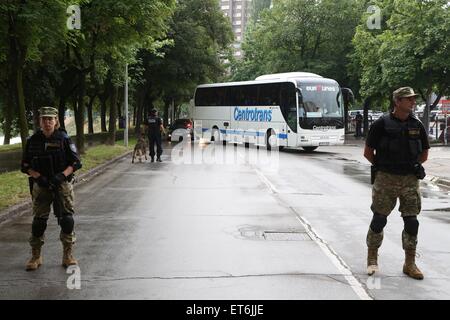 Zenica, Juni 11. 12. Juni 2015. Special Forces von Bosnien und Herzegowina bewachen Mitglieder der Fußball-Nationalmannschaft Israels in den Bus in der Nähe das Stadion Bilino Polje in Zenica, Bosnien und Herzegowina (BiH), Ankunft am 11. Juni 2015. Fußball-Nationalmannschaften von BiH und Israel werden UEFA EURO 2016 Qualifikationsspiel in Zenica am 12. Juni 2015 spielen. © Haris Memija/Xinhua/Alamy Live-Nachrichten Stockfoto