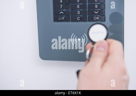 Hand des Mannes, die Tür geschützt mit Sicherheitssystem, München, Bayern, Deutschland Stockfoto