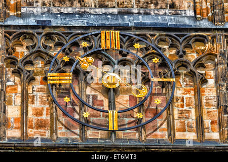 die ungewöhnliche Uhr der Kathedrale von St. Vitus in Prag, eine Kirche mit dunklen gotischen Türmen bewacht Wasserspeier: Diese Kirche ist das wichtigste religiöse Symbol der Tschechischen Republik Stockfoto