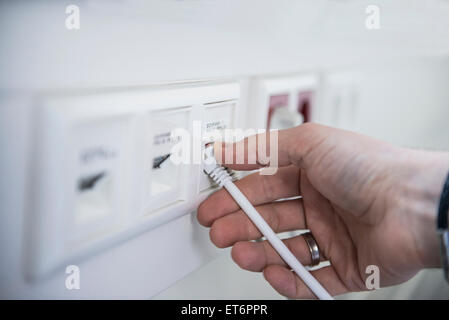 Nahaufnahme des Mannes Befestigung Netzwerkkabel Stockfoto