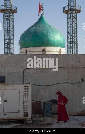 Hunderte von schiitischen Turkmenen aus Mosul und Tal Afar ISIS Gewalt fliehen und Zuflucht in den Schrein des Magham Imam Reza in Khazna Dorf, 10 Meilen östlich von Mosul. Die plötzliche Verdrängung führte Mangel und Nahrung, Wasser und Medizin, mit vielen Flüchtlingen erliegen, Krankheit und Hitzschlag. In den letzten Tagen hat ISIS Schreine und Heiligen Stätten im gesamten nördlichen Irak zerstört. Stockfoto