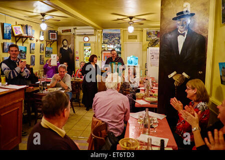 Frankreich, Paris (75), Restaurant Le Vieux Belleville, 12 Rue Envierges, 75020 Paris, Soirée Piaf Avec Michel Reffutin (Akkordeon) Stockfoto