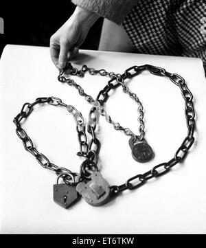 Militante Ausrüstung von Frauen Suffragetten während ihrer Kampagne für das Recht, um zu stimmen. Gesehen in einem Museum in South Kensington, London. Abgebildet sind Ketten und Vorhängeschlössern von Suffragetten verwendet, um sich an der Downing Street Schienen Ketten.  19. Februar Stockfoto