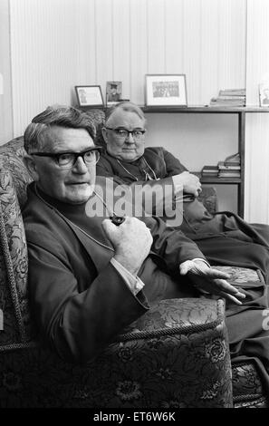 Der Bischof von Birmingham, Rt Rev Laurence Brown und der Erzbischof von Birmingham, die meisten Reverend George Dwyer, abgebildet auf einer Pressekonferenz im Pfarrhaus von St. Catherine römisch-katholische Kirche in Bristol Street, Birmingham, 24. Januar 1972. Sie Stockfoto