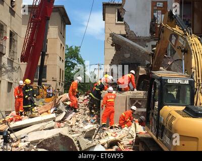 Huludao. 12. Juni 2015. Retter arbeiten an der Unfallstelle, wo in Huludao Stadt, Nordost-China Liaoning Provinz, 12. Juni 2015 eine Explosion stattfand. Mindestens 10 Personen wurden verletzt, nachdem eine Explosion eines Wohnhauses am Freitagmorgen in Huludao zerriss, Kommunen, sagte. Die Behörden sagten, war es ein Verdacht Flüssiggas-Explosion. © Xinhua/Alamy Live-Nachrichten Stockfoto