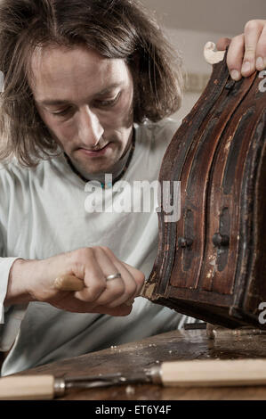 Tischler, Reparatur einer antiken Knochen-Box am Workshop, Bayern, Deutschland Stockfoto