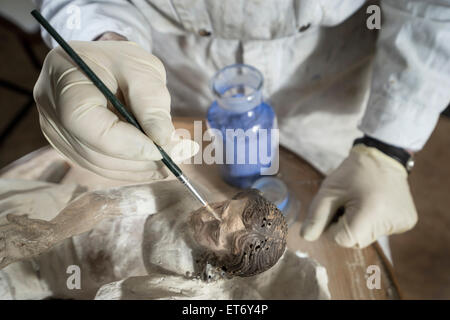 Mittelteil des Bildhauers Färbung eine Jesus Christus-Statue an einem Workshop, Bayern, Deutschland Stockfoto