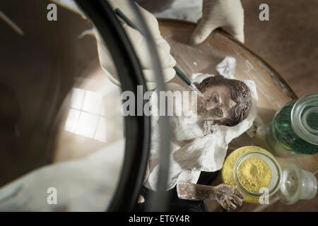 Bildhauer arbeitet auf einer Statue von Jesus Christus in einem Workshop, Bayern, Deutschland Stockfoto
