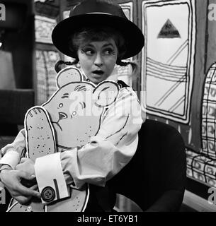 Prunella Scales, im Alter von Schauspielerin 29 Jahre alt, gekleidet wie ein Schulmädchen, 20. August 1962. Stockfoto