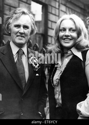 SNP Parteivorsitzenden und Edinburgh Norden Kandidaten William Wolfe mit Margo MacDonald, Govan Kandidat, gesehen hier gibt ein Interview mit der Presse nach einer Pause - in an der Edinburgh-Parteizentrale. 23. Oktober 1973 Stockfoto