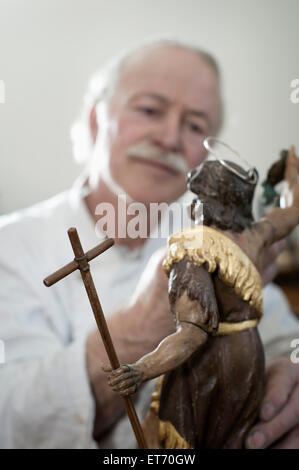 Leitende Bildhauer arbeitet auf einer Statue von Jesus Christus an einem Workshop, Bayern, Deutschland Stockfoto