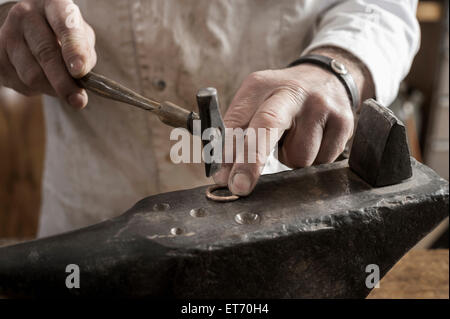 Mittelteil des Handwerkers Gestaltung der Kupferring am Workshop, Bayern, Deutschland Stockfoto